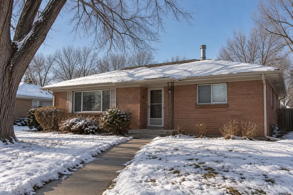 Single-story brick home with snow on the lawn, mold inspection and testing in Denver, CO